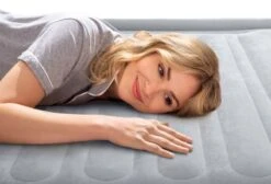 Intex Comfort Plush Extra Hoog Luchtbed - Queensize - Ingebouwde Elektrische Pomp 22 Intex Comfort Plush Extra Hoog Luchtbed - Queensize - Ingebouwde Elektrische Pomp -Buiten kamperen 1320 1900 64418 inuse2 2022 300