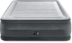 Intex Comfort Plush Extra Hoog Luchtbed - Queensize - Ingebouwde Elektrische Pomp 17 Intex Comfort Plush Extra Hoog Luchtbed - Queensize - Ingebouwde Elektrische Pomp -Buiten kamperen 1320 1900 64418 prd2 2023 300