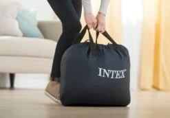 Intex Ultra Plush Luchtbed - Eenpersoons - Ingebouwde Elektrische Pomp 17 Intex Ultra Plush Luchtbed - Eenpersoons - Ingebouwde Elektrische Pomp -Buiten kamperen 1320 1900 64426 inuse1 2020 300