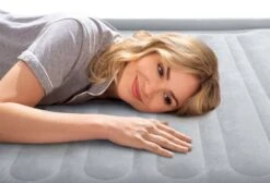 Intex Comfort Plush Luchtbed - Eenpersoons - Ingebouwde Elektrische Pomp 19 Intex Comfort Plush Luchtbed - Eenpersoons - Ingebouwde Elektrische Pomp -Buiten kamperen 1320 1900 67766 inuse4 2022 300